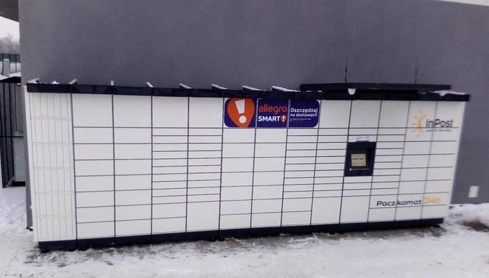 Parcel Locker ZOR13M boczna ściana bloku - obok przystanku