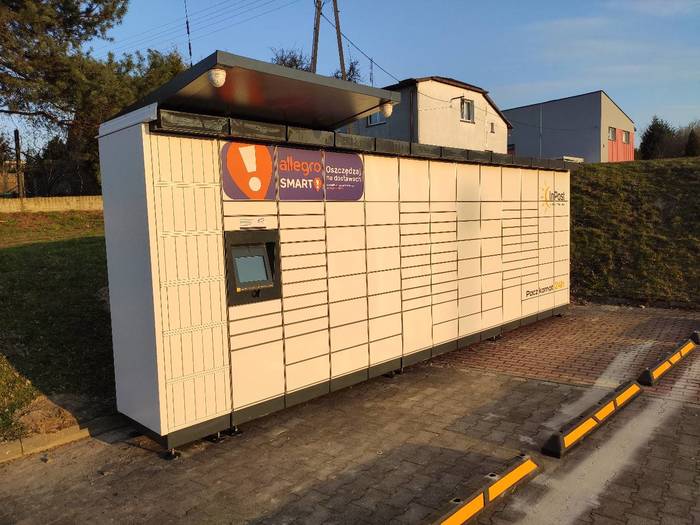 Paczkomat ZOR14M na tylnym parkingu Aldi