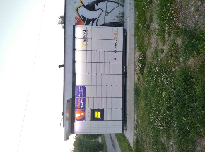 Paczkomat ZOR16M na parkingu, przy garażach
