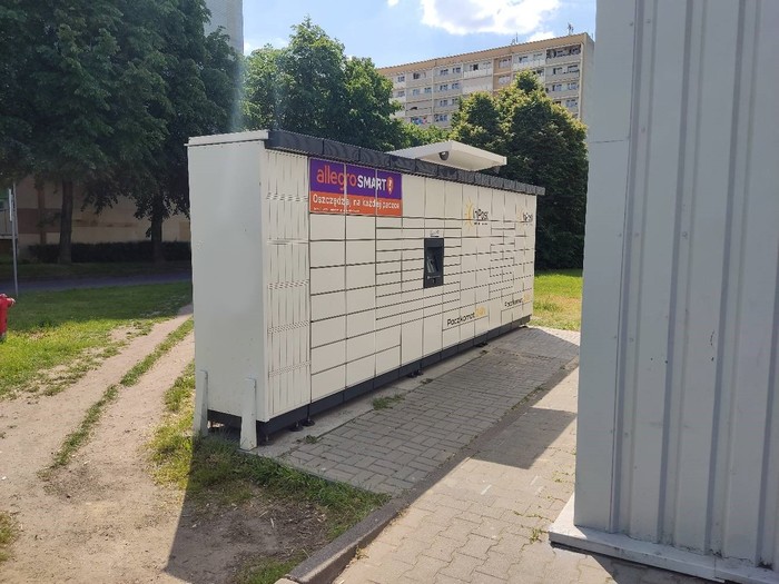 Paczkomat ZOR22M przy budynku sklepu Netto, elewacja od strony południowej