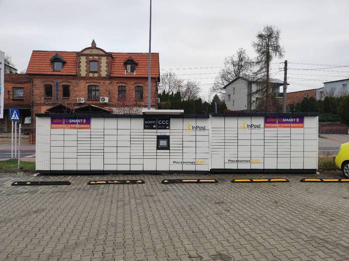 Paczkomat ZOR23M na parkingu przed sklepem Świat Lamp, wjazd przy Restauracji Ludowej