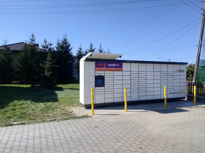 Paczkomat ZOR24M przed budynkiem, na parkingu