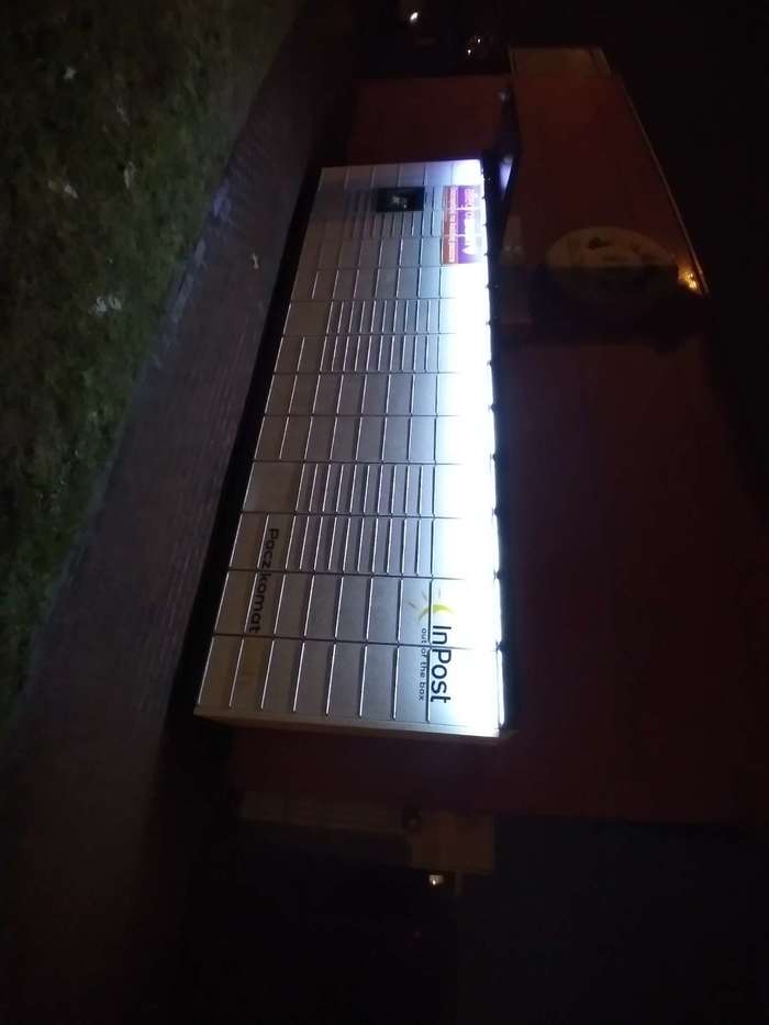 Paczkomat ZOR27M na parkingu przy żłobku