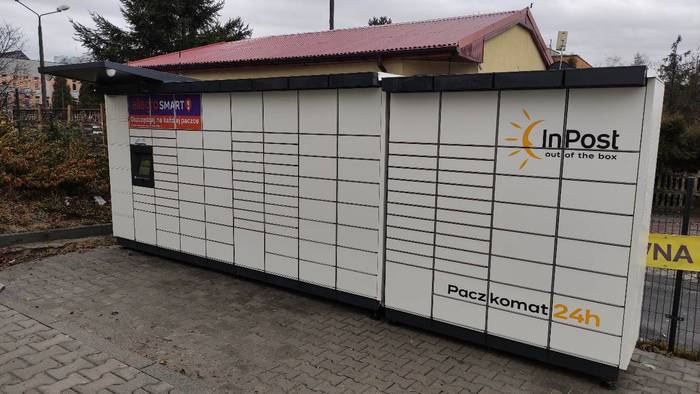 Paczkomat ZOR28M obok myjni