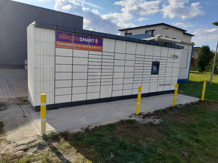 Paczkomat ZOR29M na parkingu