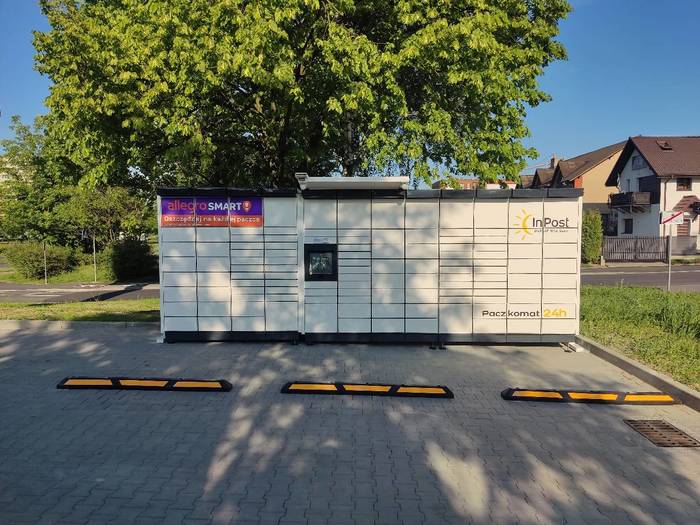 Paczkomat ZOR32M na parkingu sklepu ALDI
