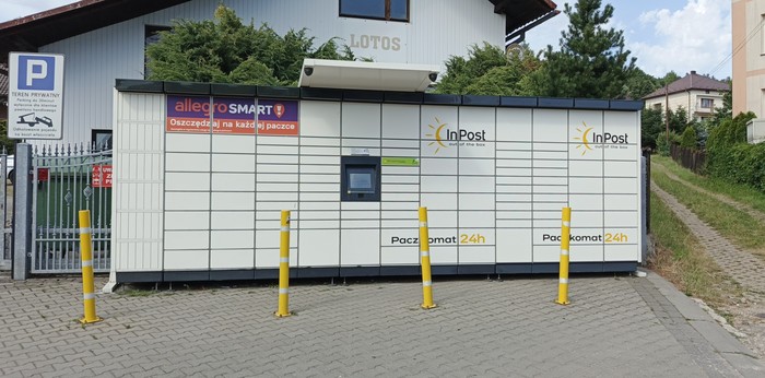 Paczkomat ZOZ01M Parking przed sklepem.