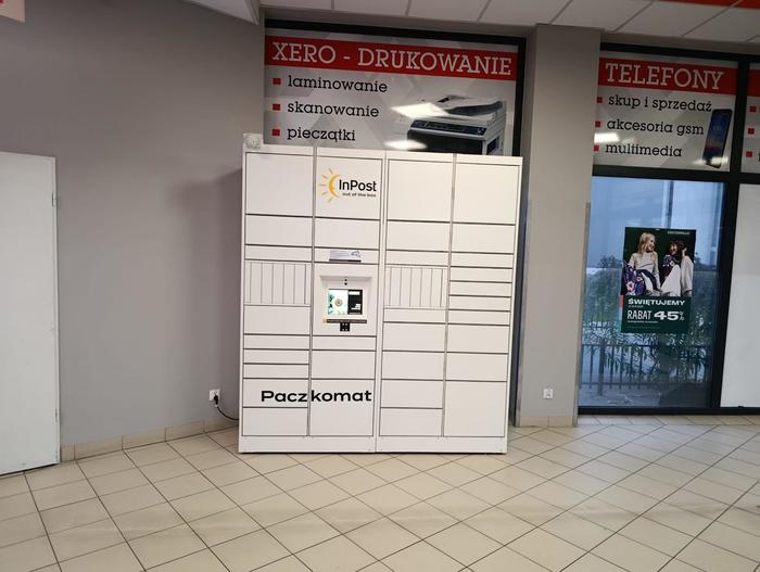 Paczkomat ZRB01HP W wózkowni sklepu Gregorek, na prawo od wejścia