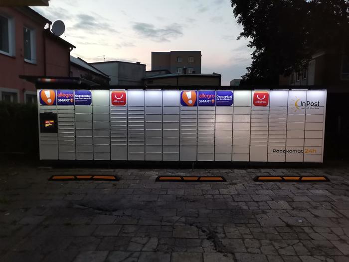 Paczkomat ZRB05M Przy sklepie mięsnym Mortel, na parkingu