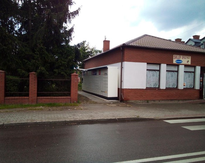 Paczkomat ZRB06M Przy sklepie spożywczym Grosik, na bocznej ścianie budynku