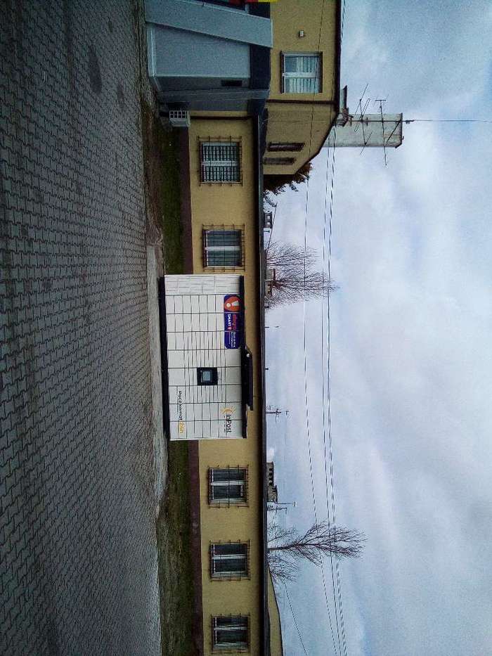 Paczkomat ZRB08M Za sklepem Grene, przy budce z oknami