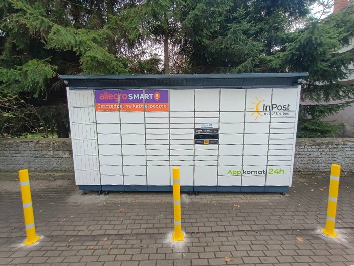Parcel Locker ZRE01BAPP Przy sklepie spożywczym.