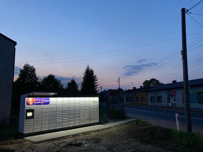 Paczkomat ZRN01M Na parkingu przy sklepie Żabka
