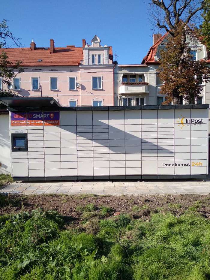 Parcel Locker ZRO01M Za salone fryzjerskim, dojście od strony parkingu