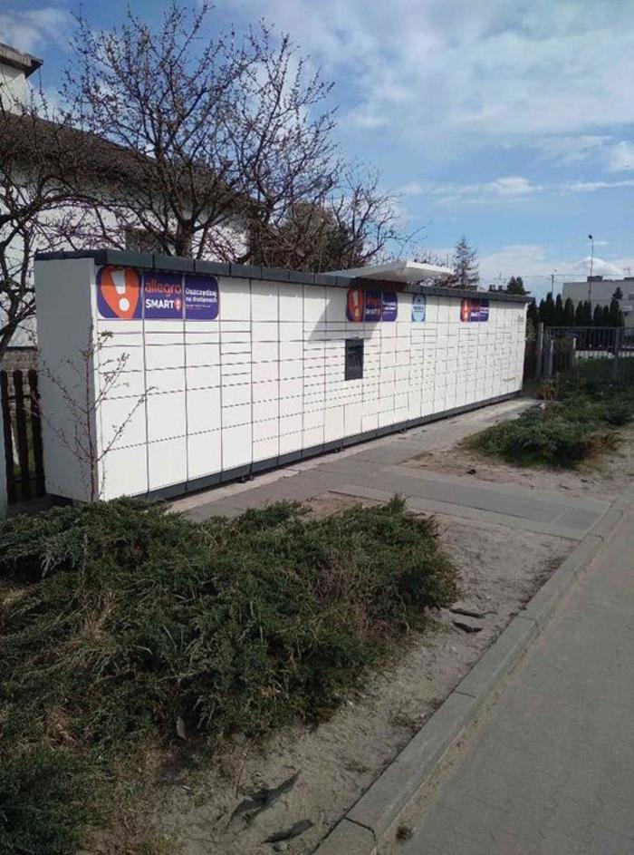 Paczkomat ZSC01M Na parkingu przy markecie Vega