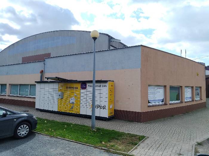 Paczkomat ZSL01N Przy parkingu OSiR, naprzeciwko gimnazjum nr 1