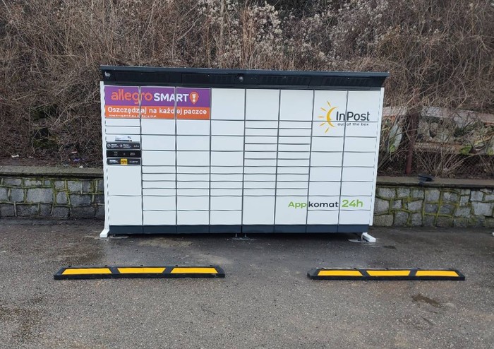 Parcel Locker ZSL02BAPP na parkingu obok sklepu