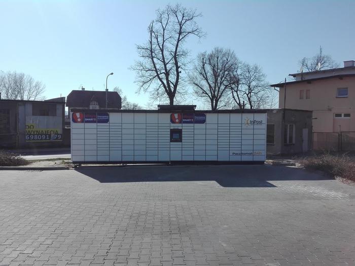 Paczkomat ZSL02M Na parkingu przy sklepie Lidl