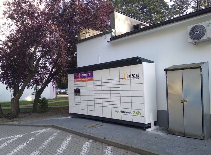 Paczkomat ZTW01BAPP Na tylnej ścianie pasażu (za usługami geodezyjnymi)
