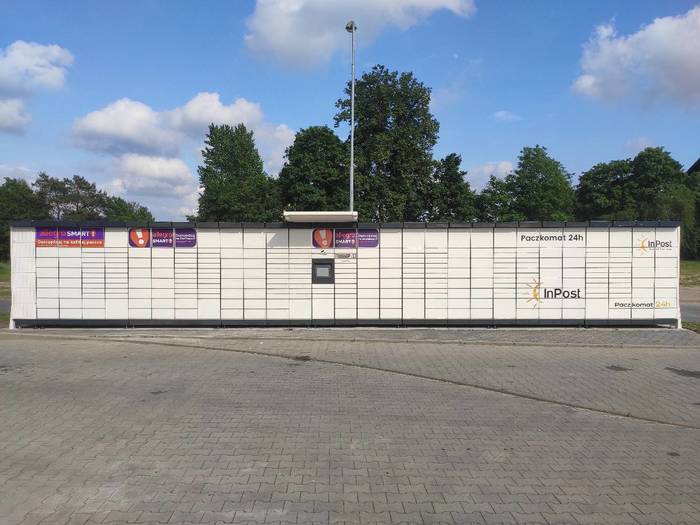 Paczkomat ZTW02M Przy wjeździe na parking sklepu Lidl