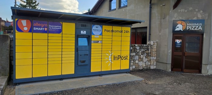 Parcel Locker ZUA01G na parkingu pizzeri