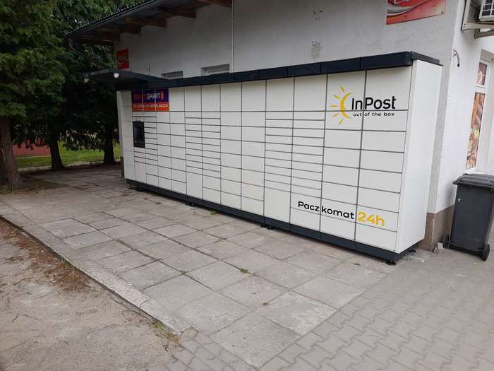 Paczkomat ZUB01M przy ścianie sklepu
