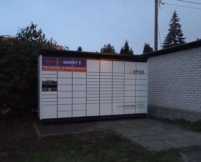 Paczkomat ZUCY01BAPP za przystankiem