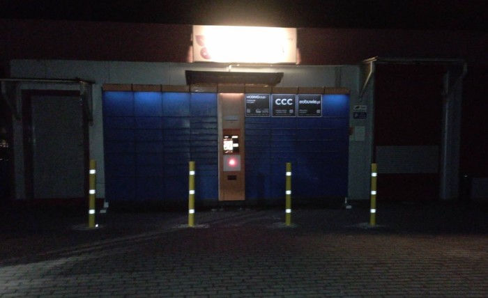 Parcel Locker ZUQ01A Przed sklepem