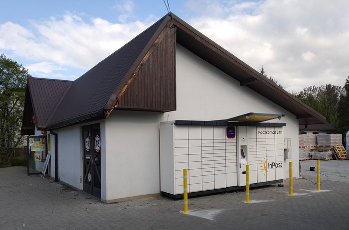Paczkomat ZWC03A Przy bocznej ścianie budynku