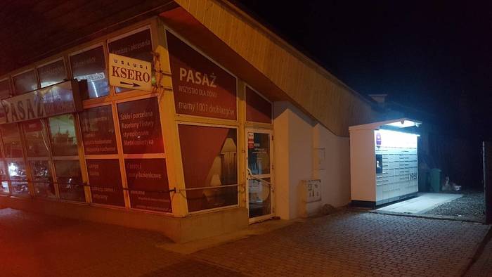 Paczkomat ZWC03M przy wejściu do Pasażu