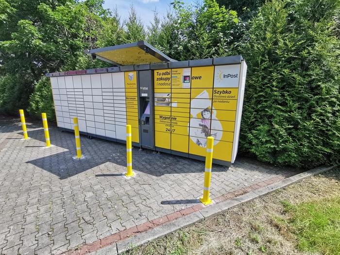 Paczkomat ZWC04A na prawo od wjazdu