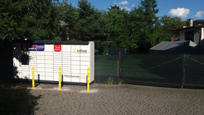 Paczkomat ZWC05M parking obok sklepu