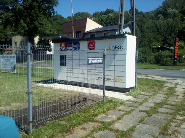 Paczkomat ZWC07M obok myjni