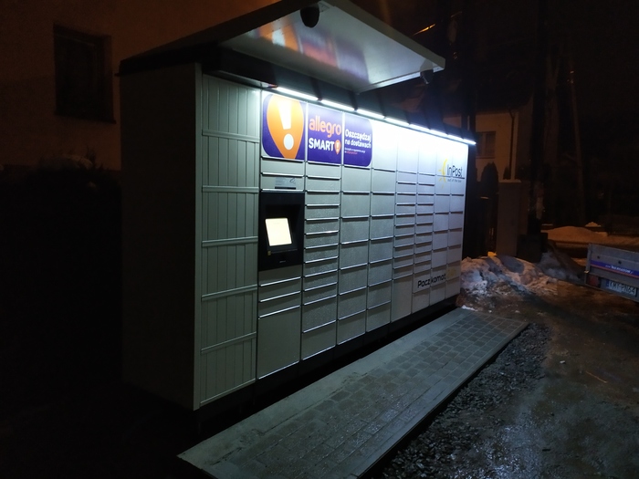 Paczkomat ZWC10M Obok sklepu