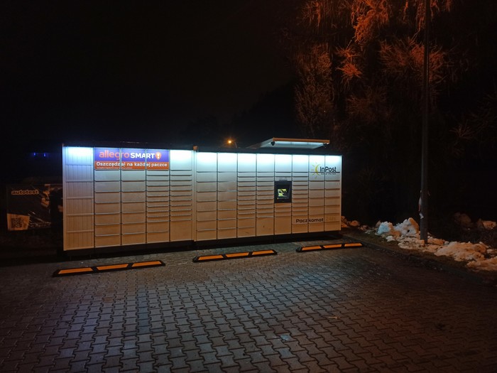 Paczkomat ZWC13M Na parkingu stacji kontroli pojazdów
