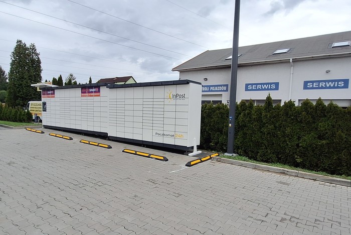 Paczkomat ZWC16M na parkingu obok sklepu