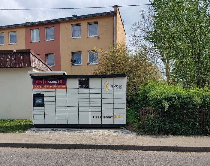 Paczkomat ZWD03M Po prawej stronie od sklepu