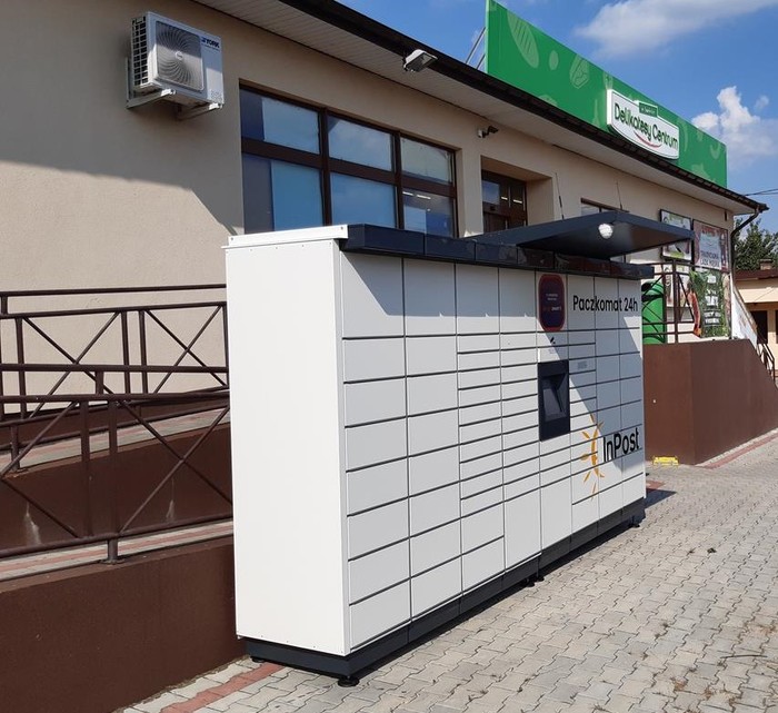 Parcel Locker ZWH01M Przy podjeździe do sklepu