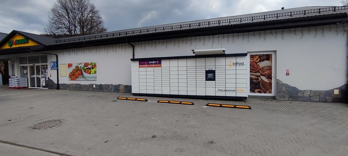 Paczkomat ZWJ03M Na parkingu przed sklepem