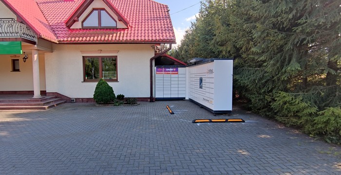 Paczkomat ZWJ04M Na parkingu przed sklepem