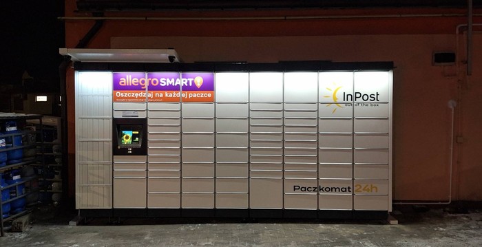 Parcel Locker ZWL03M Na ścianie budynku