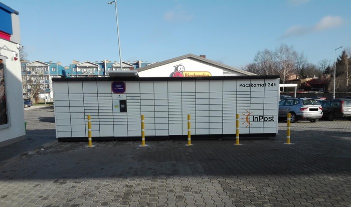 Paczkomat ZYR02N Na stacji paliw Moya