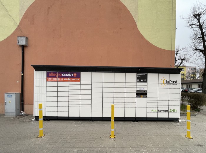 Paczkomat ZYR03BAPP Przy ścianie szczytowej budynku