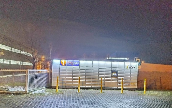 Paczkomat ZYR07M Na parkingu przy okręgowej stacji kontroli pojazdów