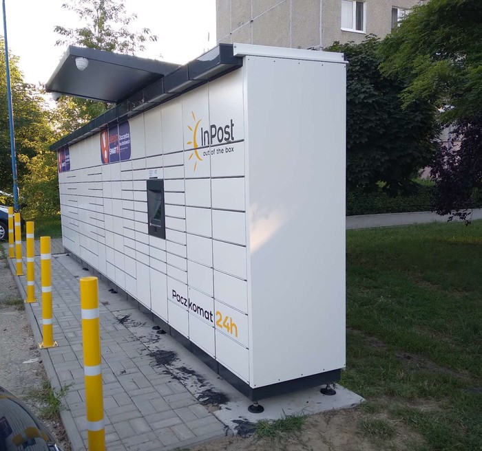 Paczkomat ZYR11M przy parkingu, od ulicy Batorego
