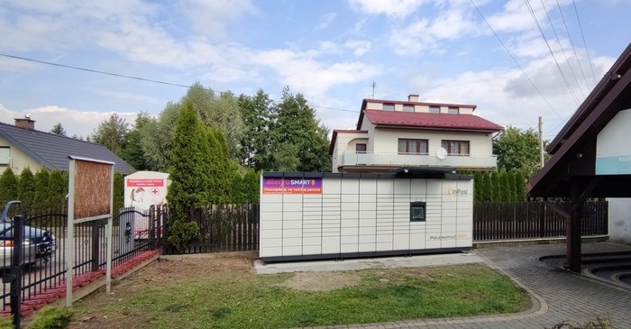 Paczkomat ZZI01M przy wejściu do sklepu